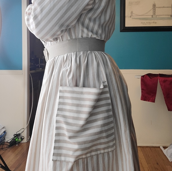 Women's dress - Picture 3 of 4